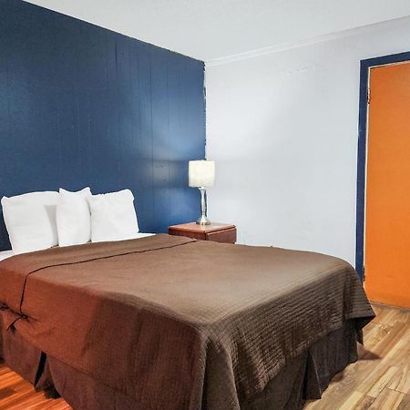 Oyo Hotel Colby, Ks Kültér fotó