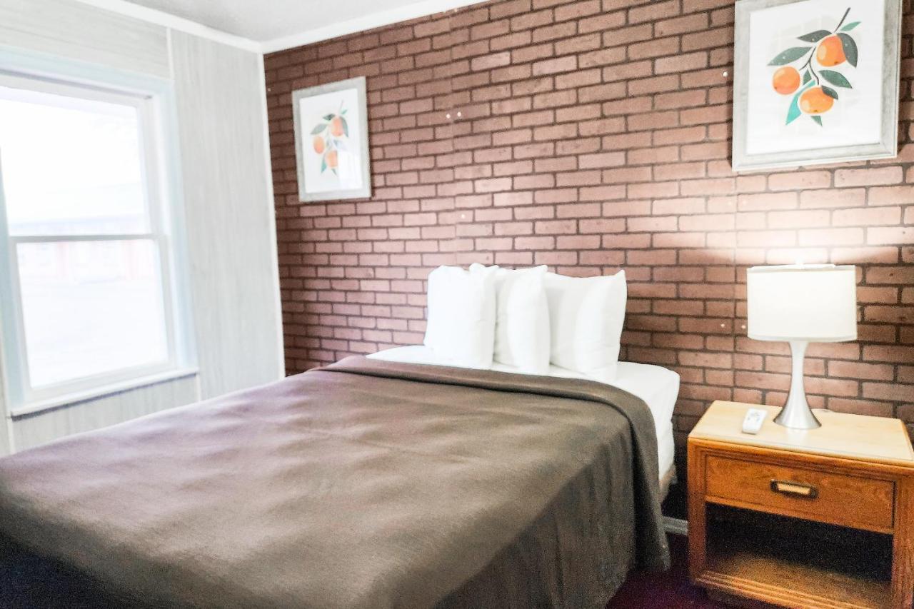 Oyo Hotel Colby, Ks Kültér fotó