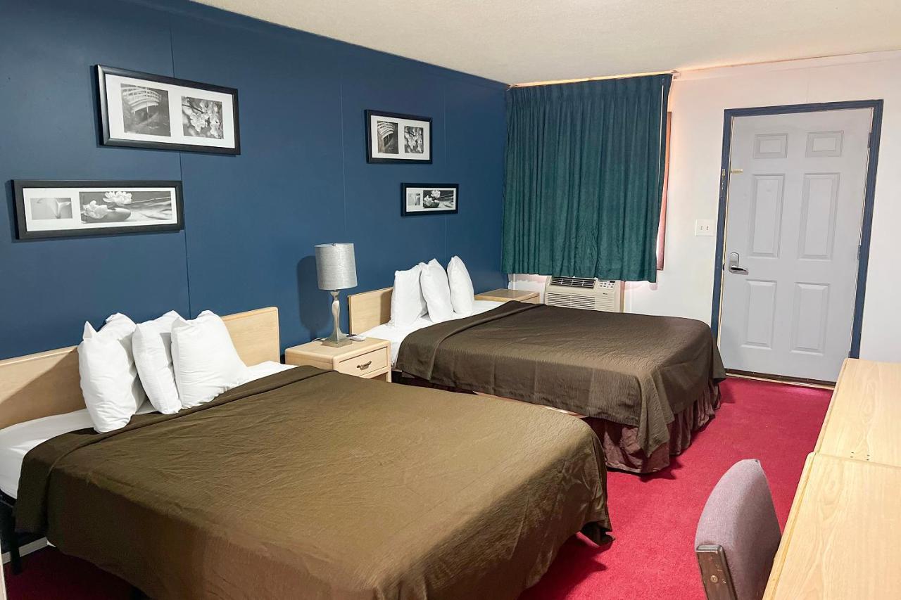 Oyo Hotel Colby, Ks Kültér fotó